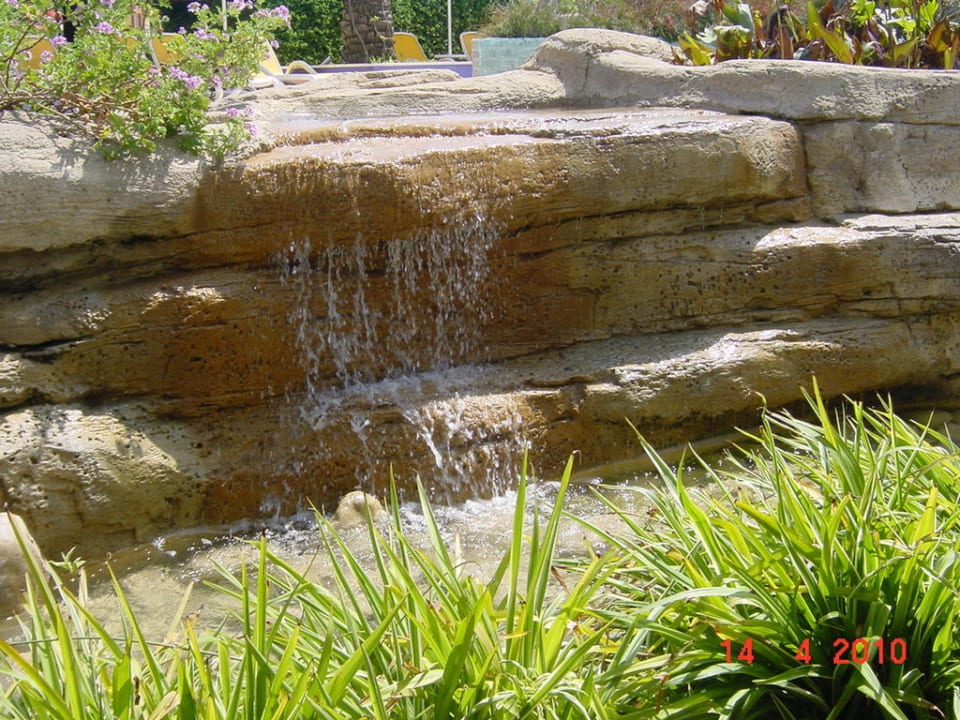 Einer von vielen Miniwasserfällen am Pool TUI BLUE Xanthe