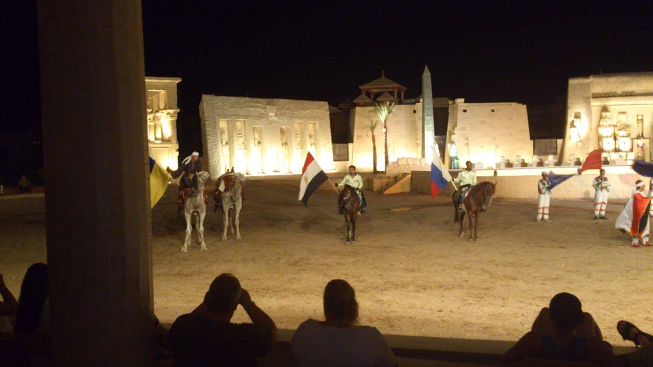 Show in der Arena Pickalbatros Alf Leila Wa Leila Resort - Neverland Hurghada