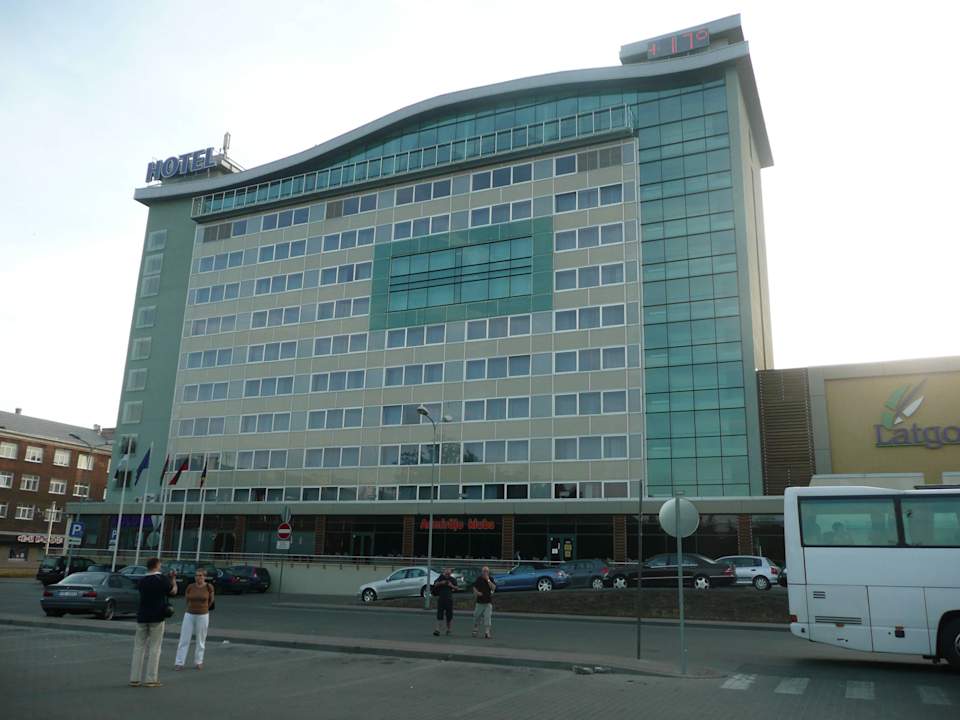 Przed hotelem Park Hotel Latgola