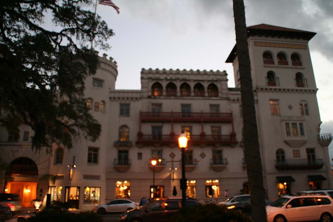 Außenansicht in der Dämmerung Hotel Casa Monica