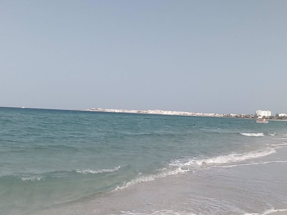 Sauberer Strand jeden morgen El Mehdi Beach Resort
