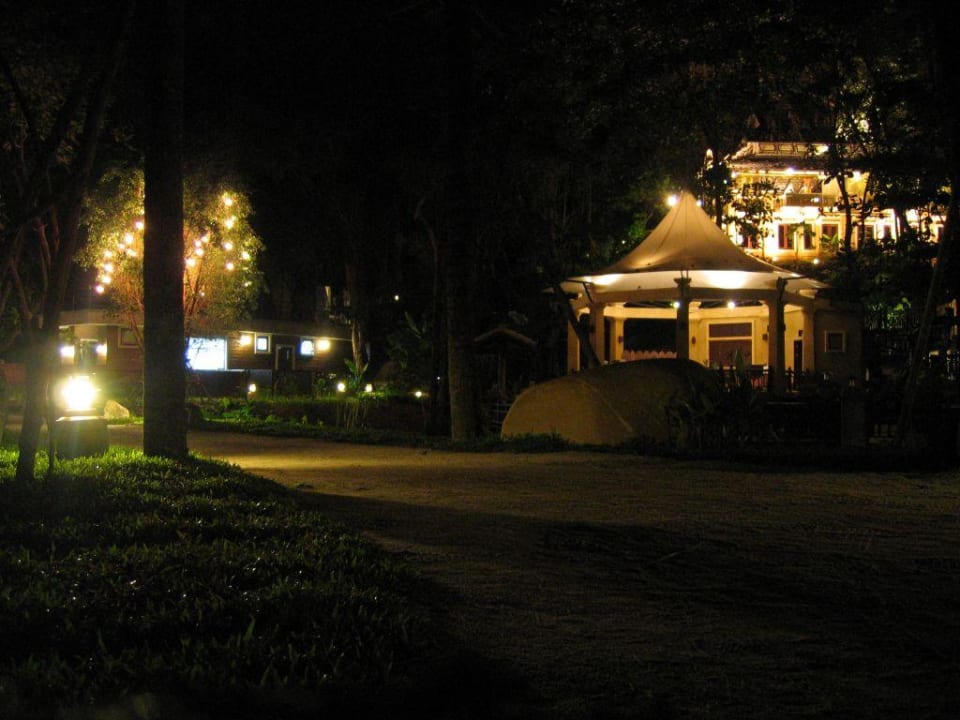 Hotel bei Nacht Moracea by Khao Lak Resort