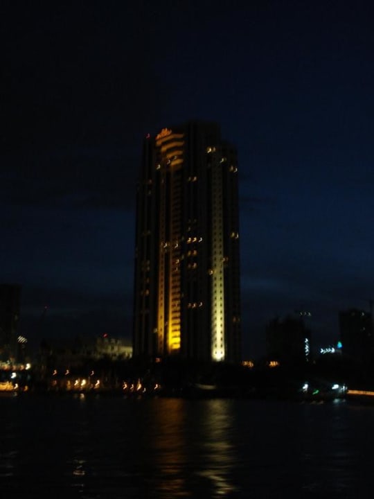 Hotelturm bei Nacht Hotel The Peninsula Bangkok