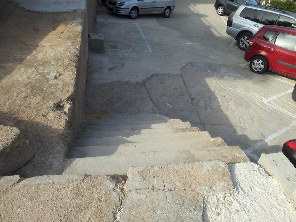 Weg zum Parkplatz Nuraghe Apartments