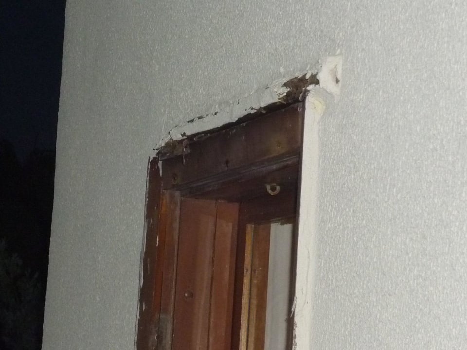 Vermoderte Fensterrahmen Kamelya Aishen Club