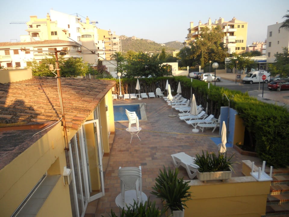 Seitlicher Blick vom Balkon zum Pool BLUESEA Cala Millor