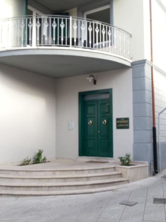 Eingangsbereich sowie ein Balkon des Studios Le Residenze del Centro