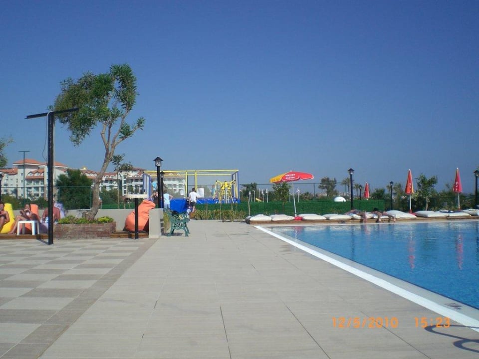 Funpool Side Breeze Hotel