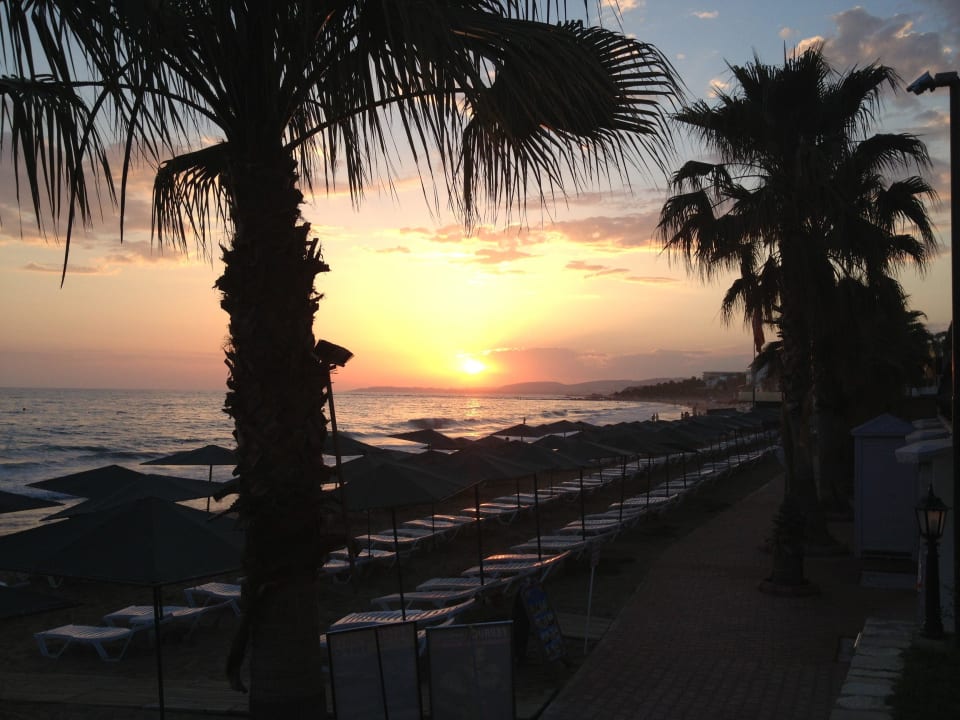 Traumhafter Sonnenuntergang. Hotel Antik