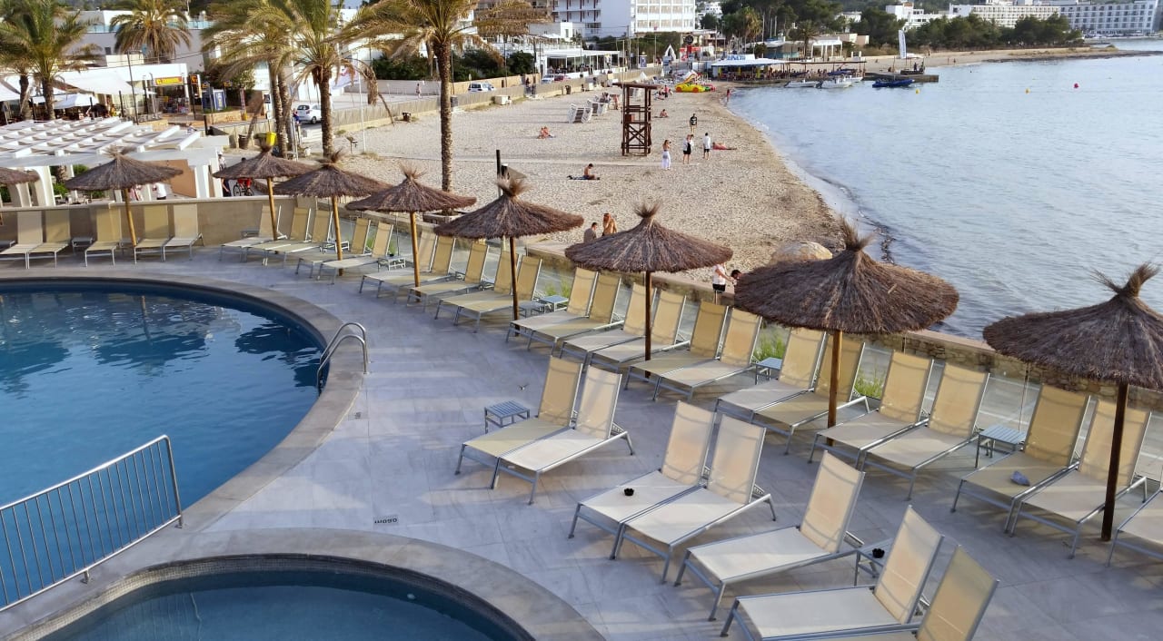 Vom Pool zum Strand NYX Hotel Ibiza - adults only