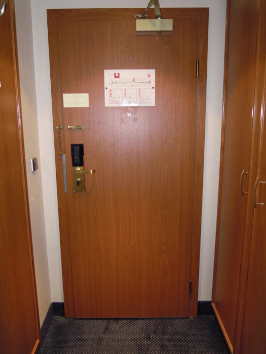 Tür Leonardo Hotel Köln Bonn Airport