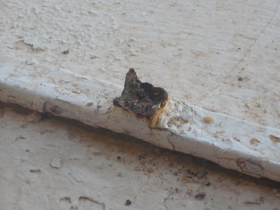 Abgerostete Stange des Balkongitters Zenon Hotel Djerba