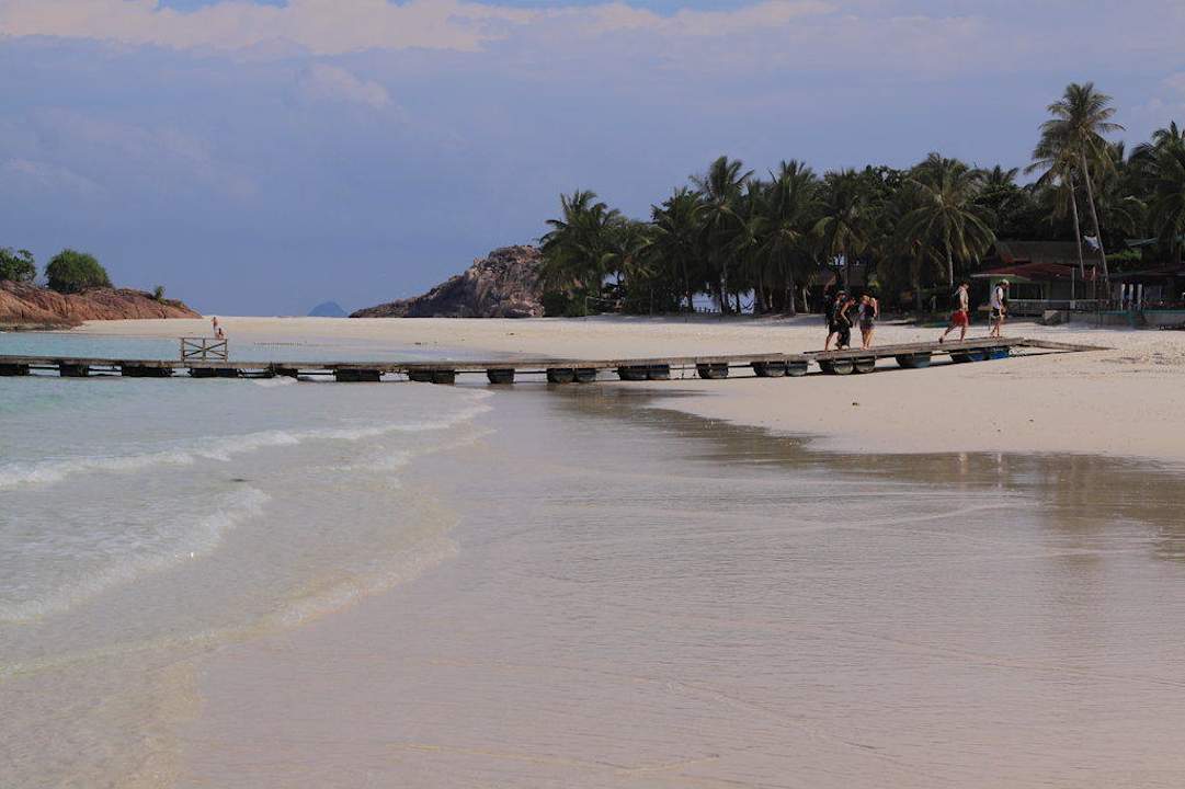 Strand mit Bootsanlegestelle Hotel Coral Redang Resort