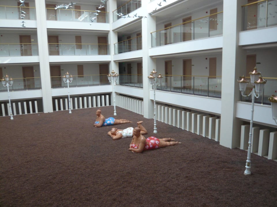 Innerhalb des Hotels mit liegenden Skulpturen Hotel Royal Garden Beach