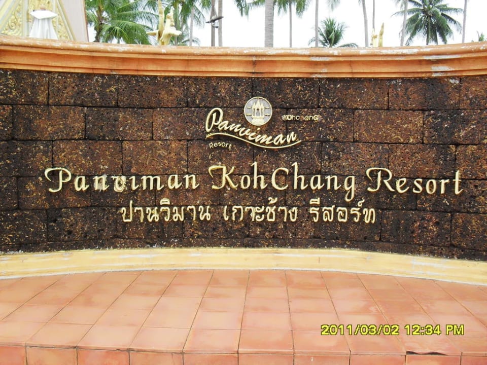 Hotelhinweis am Strand Santhiya Tree Koh Chang Resort