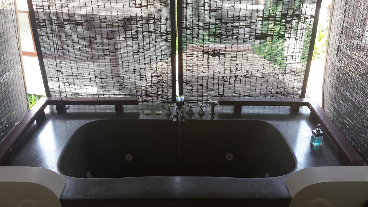 Whirlpool auf dem Balkon Pavilion Samui Villas & Resort