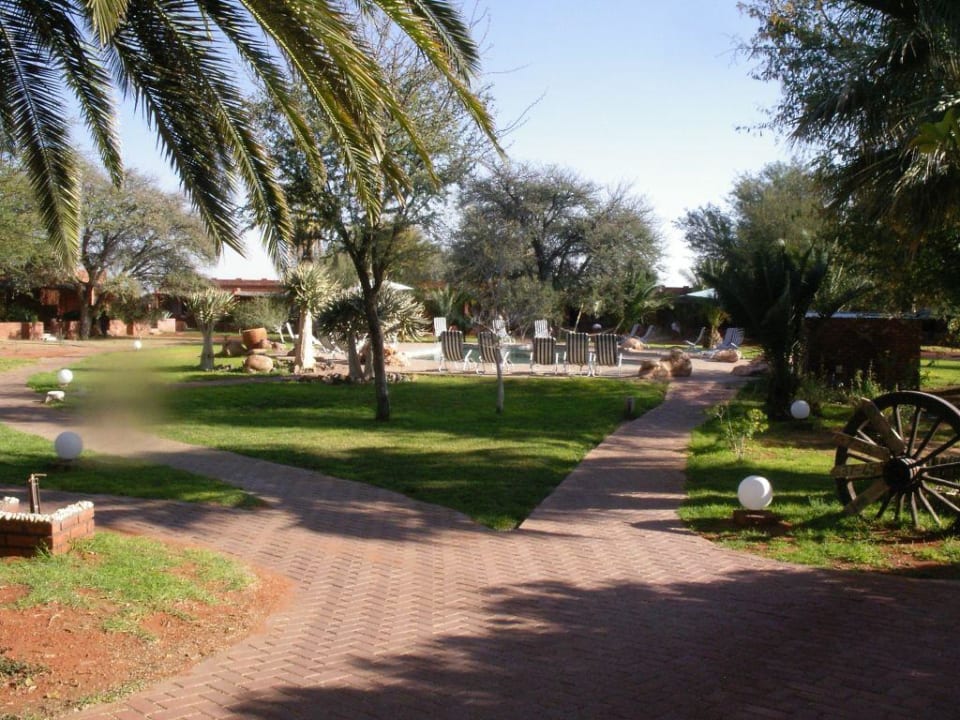 Garten- und 1. Pool der Anib Lodge Kalahari Anib Lodge