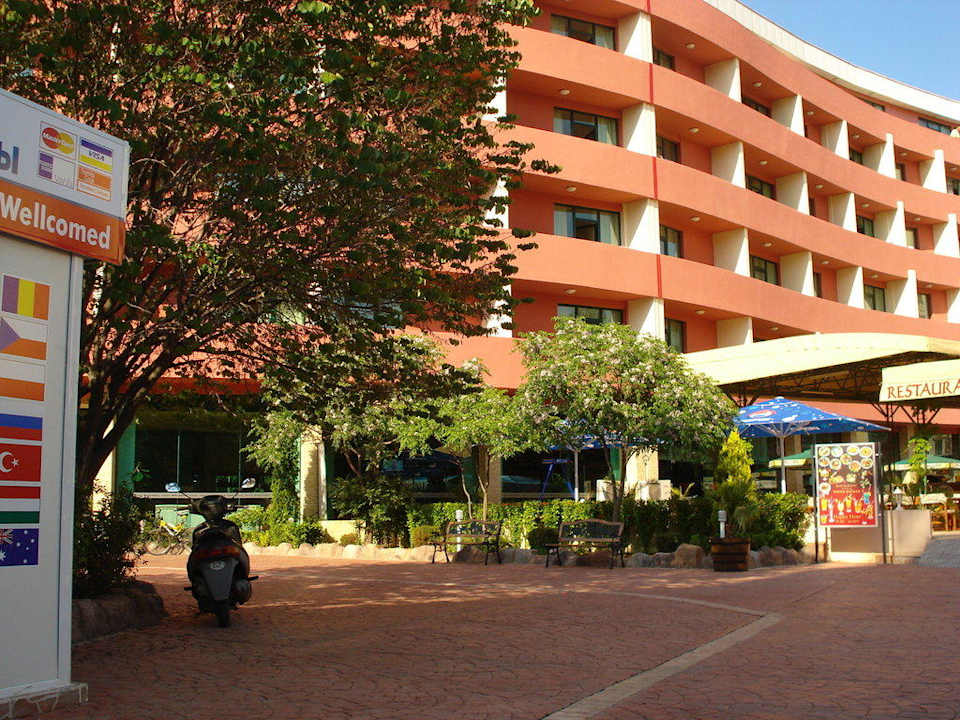 Das Hotel von der Straße aus Hotel Mena Palace