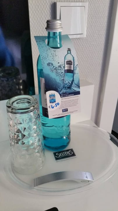 Flasche Wasser Alfa Hotel