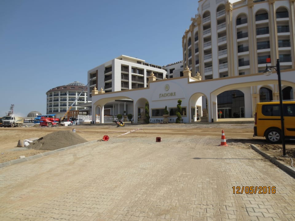 Weg vom Strand zum Hotel J'adore Deluxe Hotel & Spa