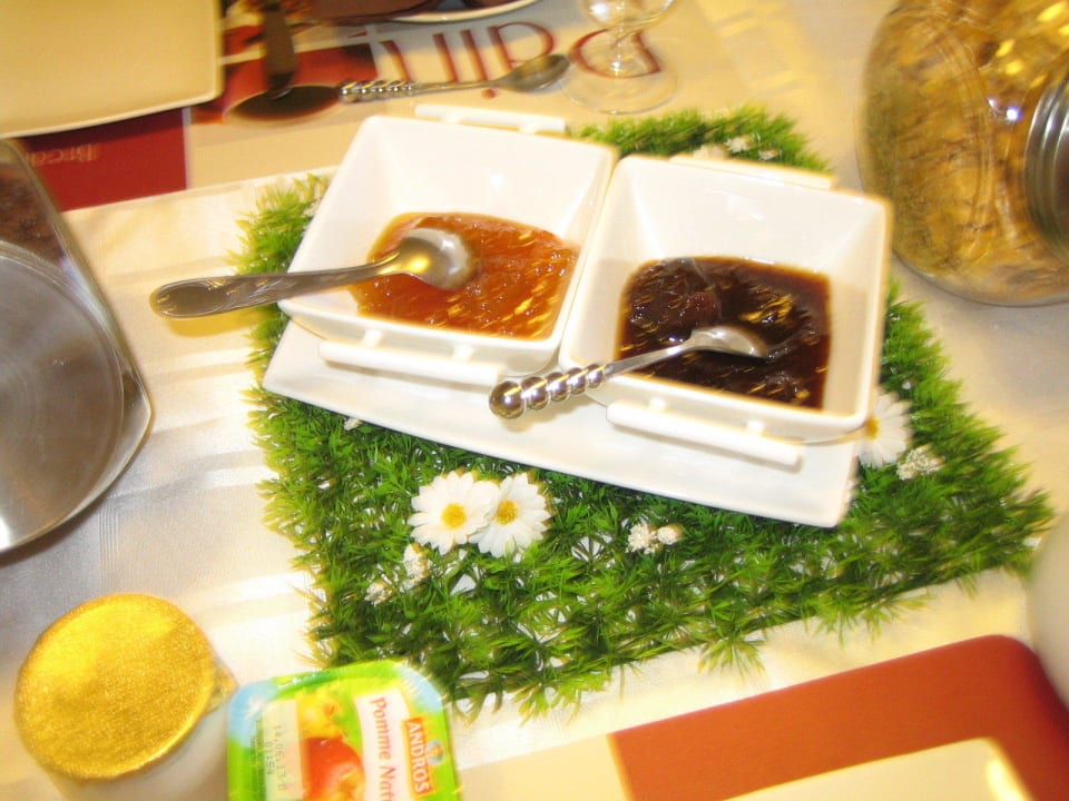 Au petit déjeuner des confitures maison Hotel Domaine Le Castagné