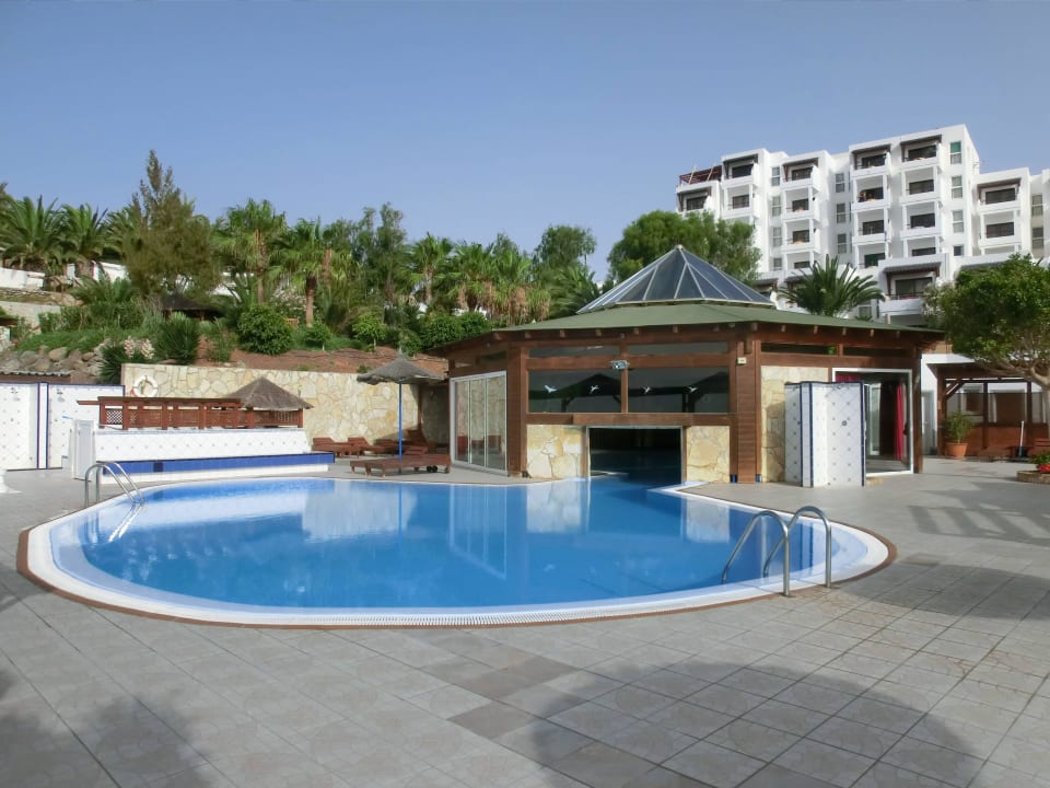 Hinten das Hotel zu sehen Marina Playa Suite Hotel