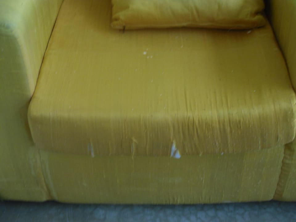 Sessel zerrissen, schimmelig, fleckig Earl’s Reef Beruwala