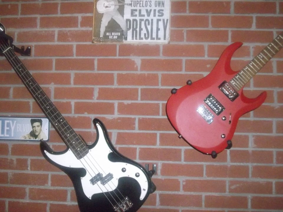Gitarren von Elvis in der Irish Bar Diamond Excellence Resort & Spa