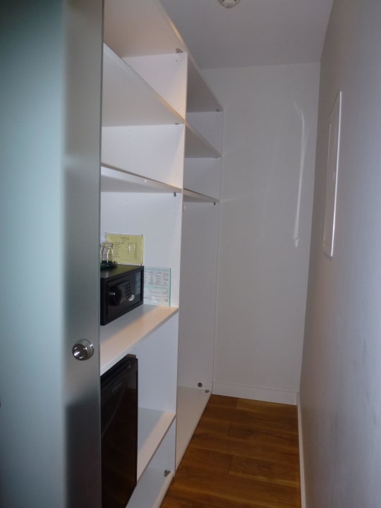 Kleiderschrank etc. re. neben Eingangstür Hotel Logierhus Langeoog