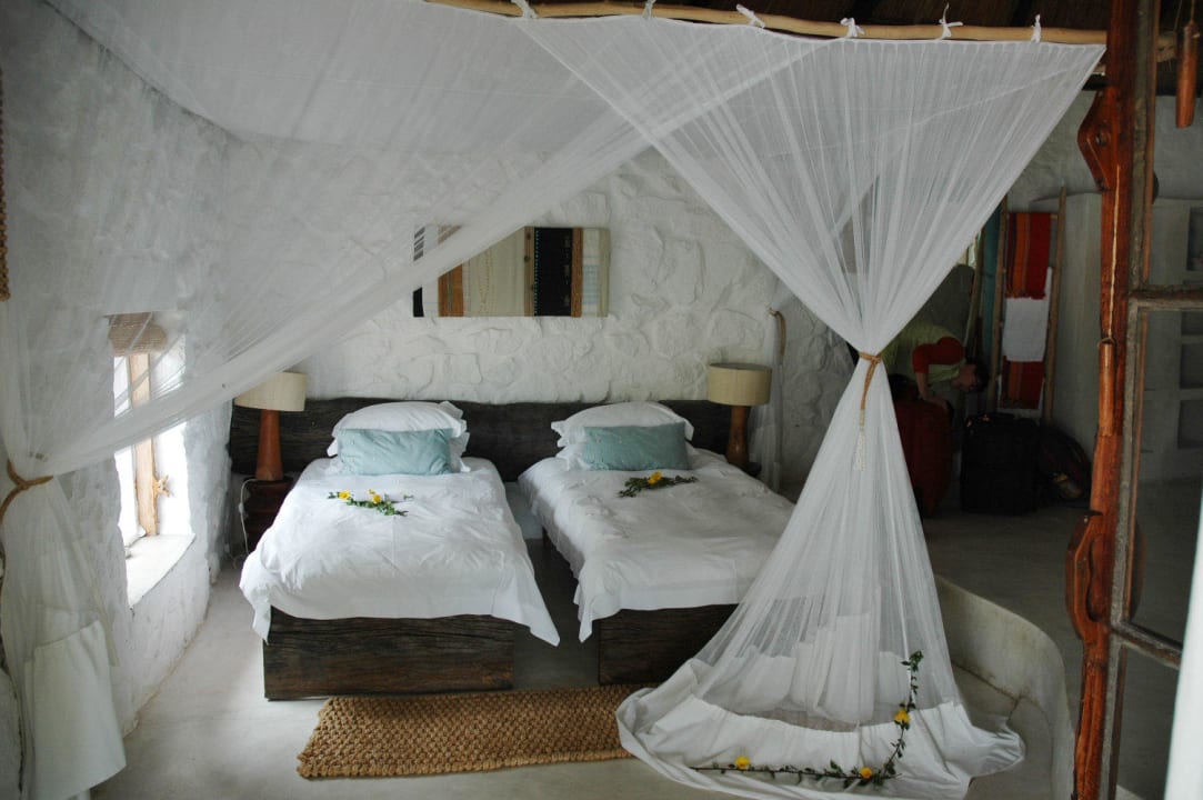 Bedroom with huge moskito net Hotel Kaya Mawa Lodge