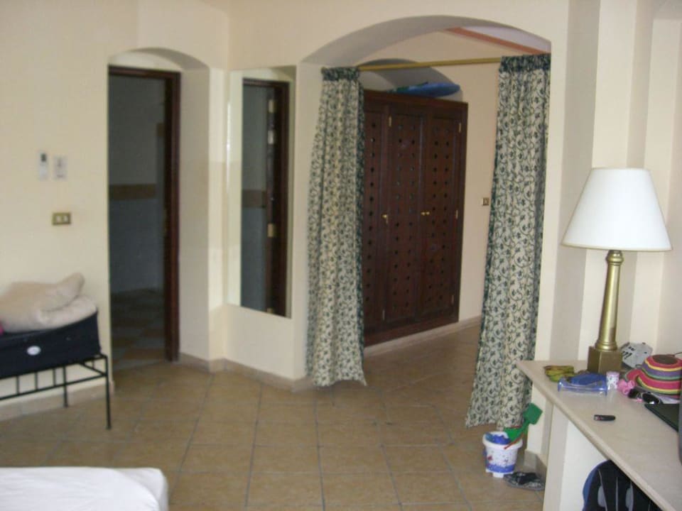 Links zum Bad, rechts Wohnzimmer/Kinderzimmer Jaz Makadi Saraya Resort