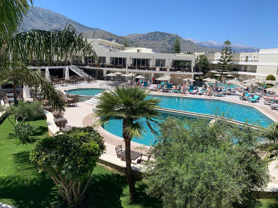 Pool Vantaris Palace