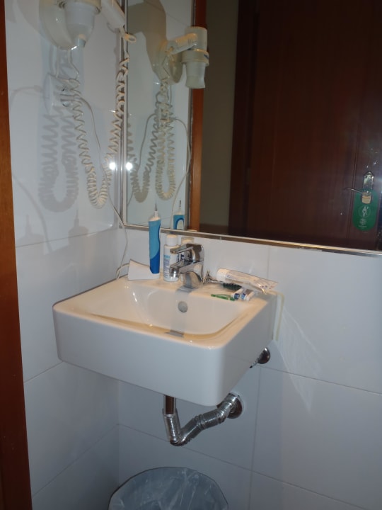 Das kleines Waschbecken ohne Ablagemöglichkeit Hotel Palmasol