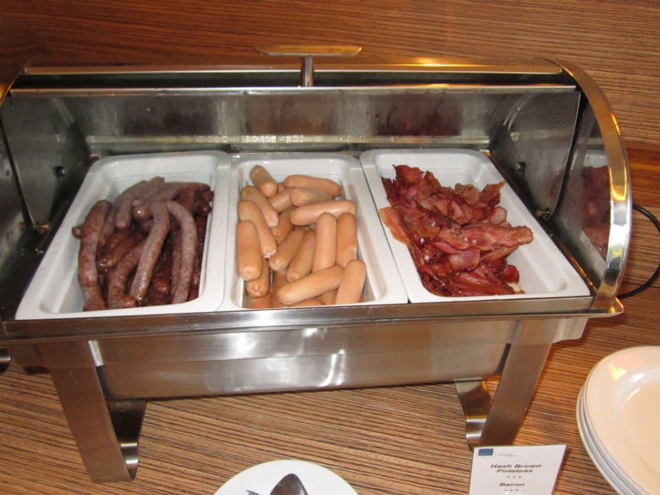 Warme Speisen beim Büffet Hotel Novotel Vilnius