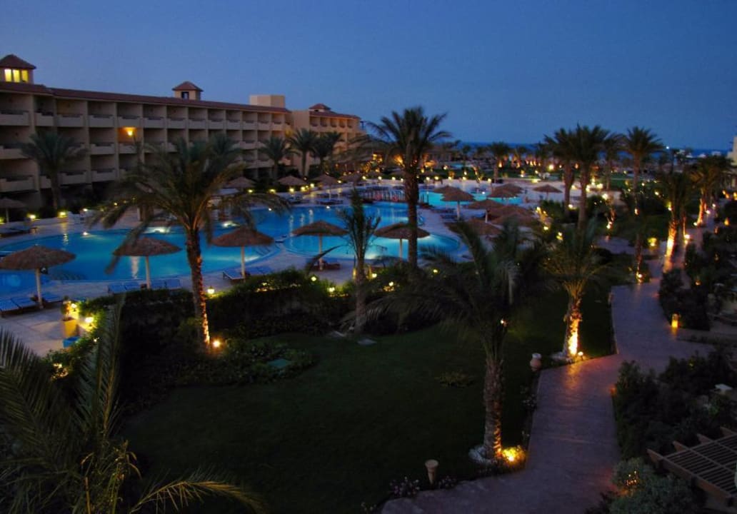 Blick vom Zimmer auf die Poolanlage Amwaj Beach Club Abu Soma Resort
