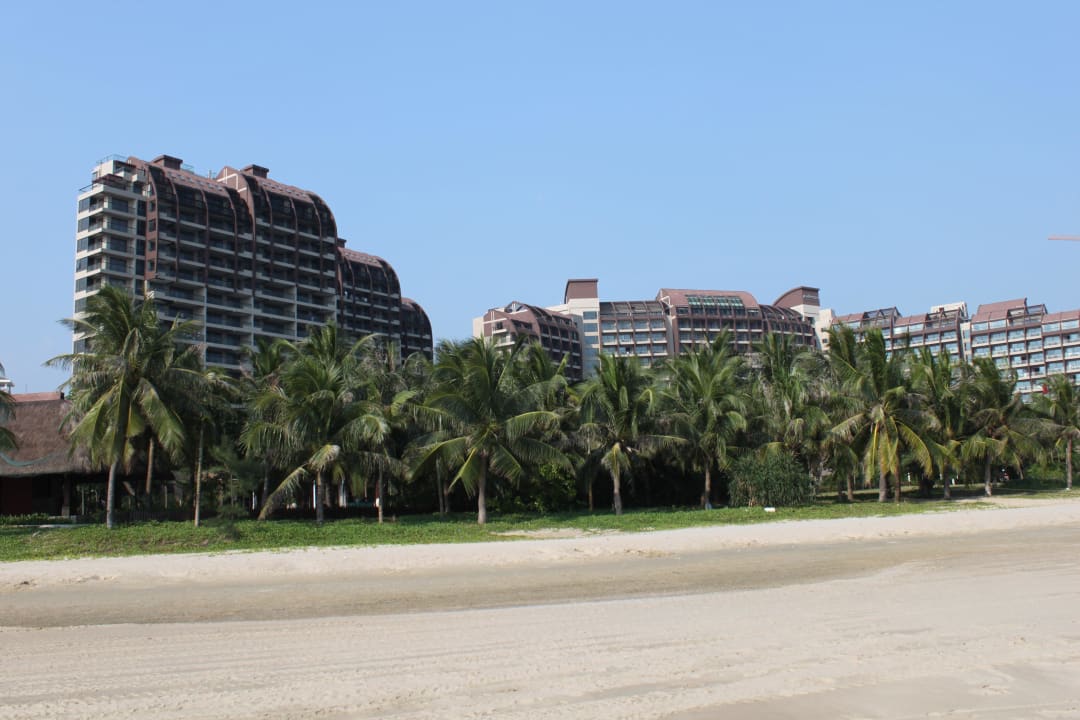 Blick vom Strand zum Hotel  Hotel Pullman Oceanview Sanya Bay Resort & Spa