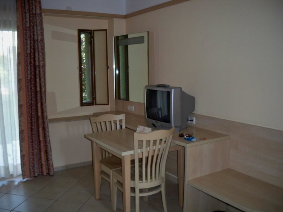 Fernseher und Schreibtisch VONRESORT Golden Beach