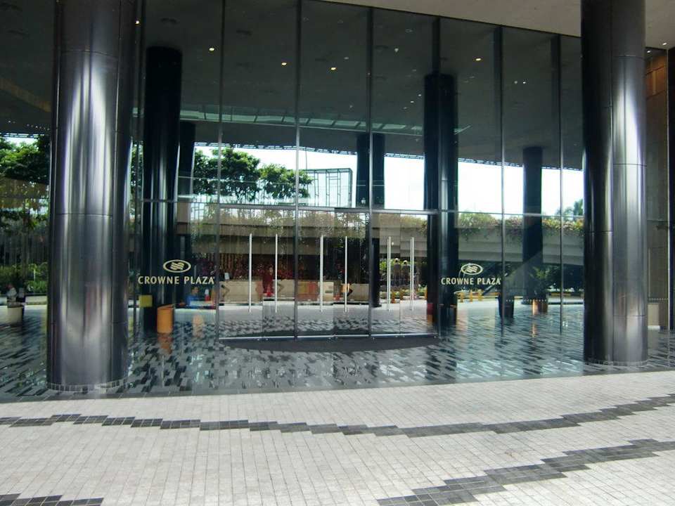 Hoteleingang Hotel Crowne Plaza Changi Airport