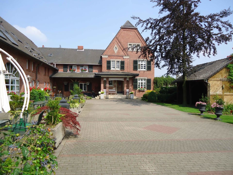 App.-Terrassen und Fahrrad-Unterstand (rechts) Ferienhof Dahlkamp