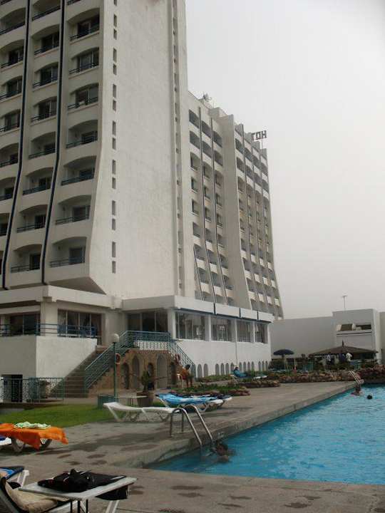 Widok z basenu Anezi Tower Hotel