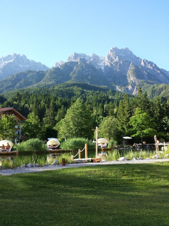 Garten mit Badeteich und Bergen Naturhotel Forsthofgut