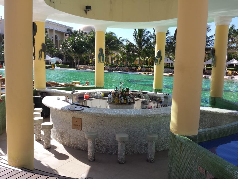 Die Poolbar am Hauptpool JOIA Paraiso by Iberostar