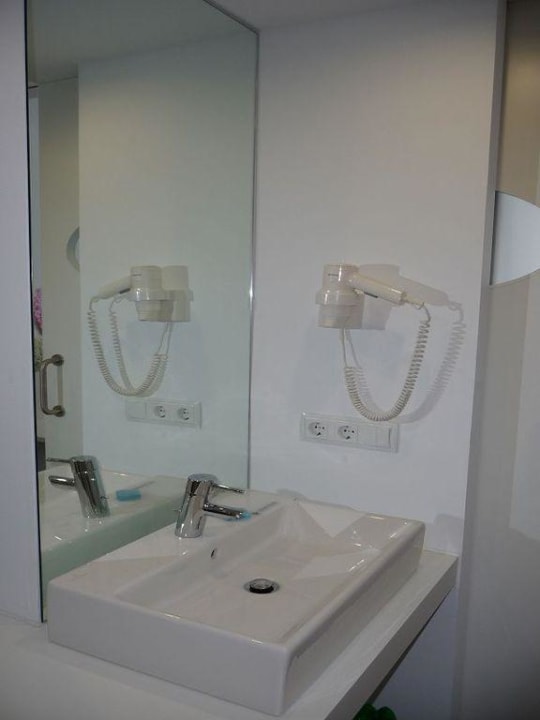 Waschbecken mt vielen Ablagen Iberostar Waves Bahia de Palma