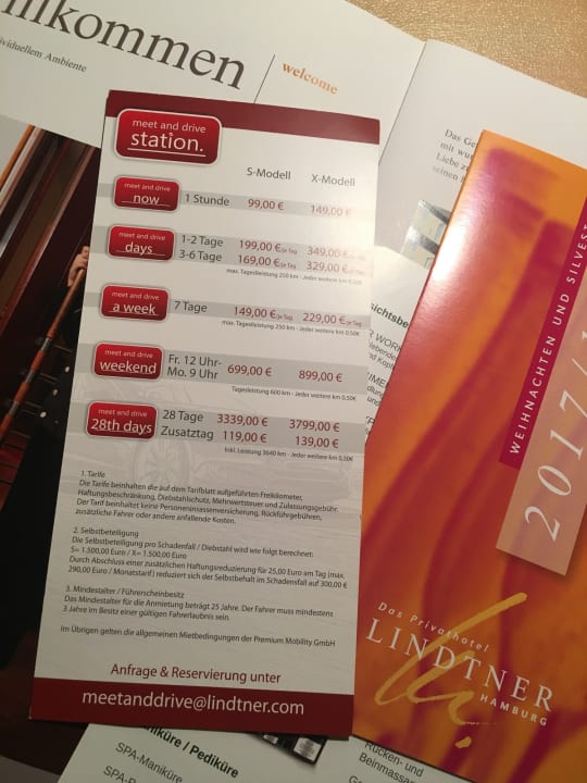 Es gibt eine Tesla-Mietstation am Hotel. Privathotel Lindtner Hamburg