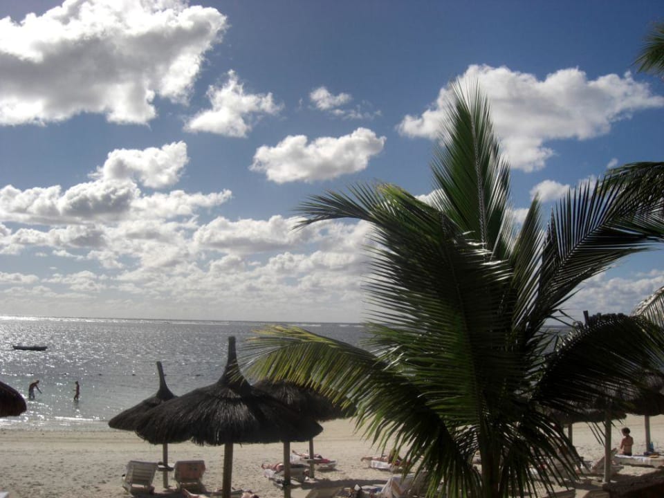 Blick vom Garten auf den Strand Veranda Palmar Beach Hotel