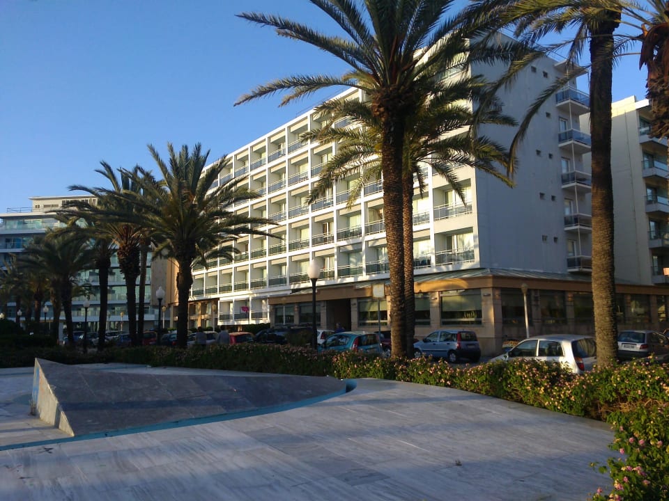 Rückseite des Hotel mit kleinem Park Ibiscus Hotel Rhodos