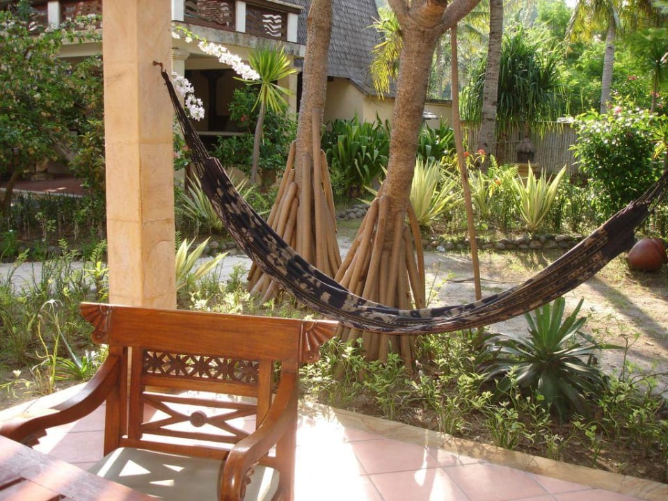 Ergeschoß mit Tisch 2 Stühlen und Hängematte Hotel Vila Ombak