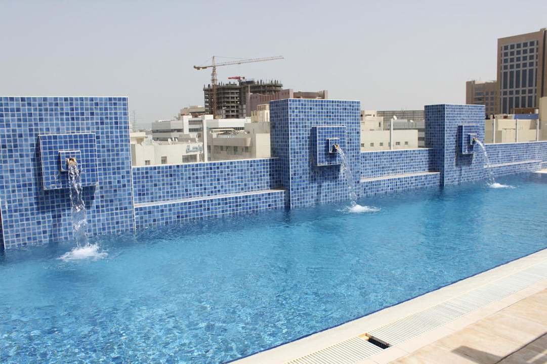 Pool auf dem Dach Tulip Hotel Apartments