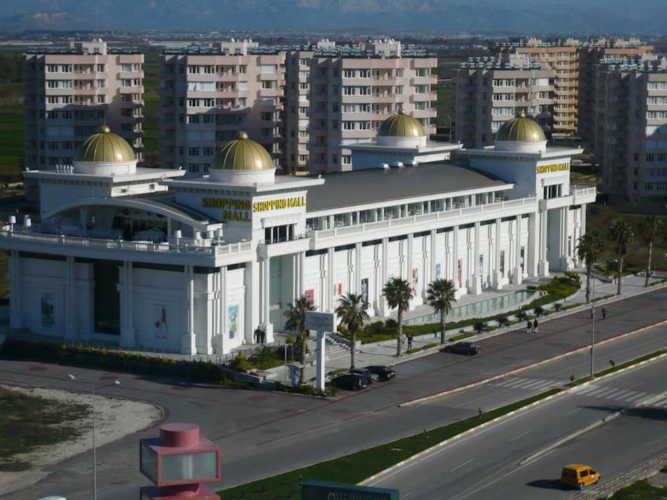 Ausblick vom Hotel auf die Shopping Mall Limak Lara Deluxe Hotel & Resort