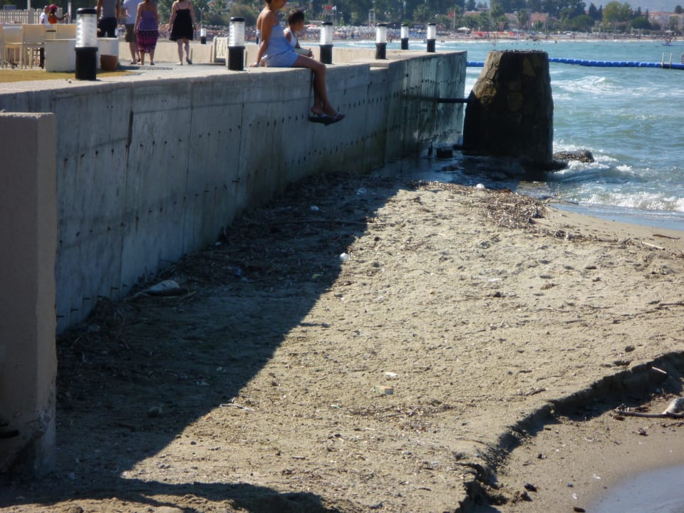 Müll und tote Möve beim Restaurant Ephesia Holiday Beach Club